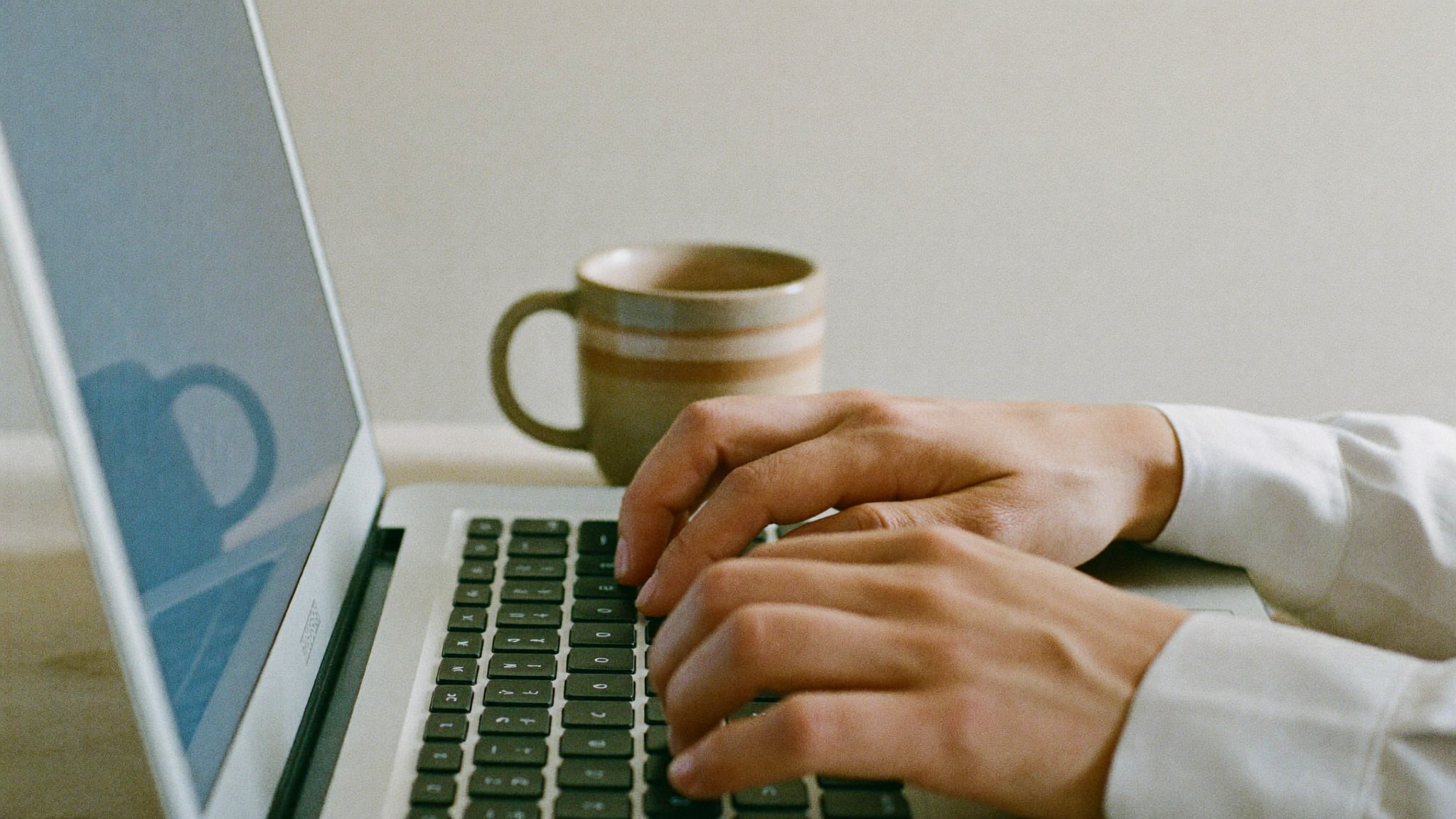 Arbeitsplatz mit Laptop und Kaffee